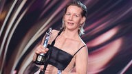 Sandra Hüller, Schauspielerin, erhält ihre Auszeichnung in der Kategorie ·European Actress· für den Film ·Anatomie eines Falls· bei der Verleihung des Europäischen Filmpreises.