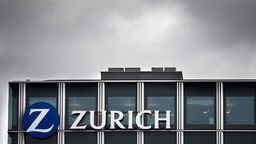 Der Schweizer Versicherungskonzern Zurich vermeidet vor dem Hintergrund des Kriegs in der Ukraine das Firmenlogo "Z".