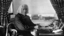 Franz Liszt an seinem Schreibtisch im Musik- und Arbeitszimmer in Weimar