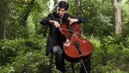 Daniel Müller-Schott spiel im Wald Cello