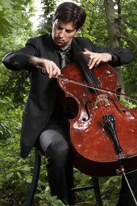 Daniel Müller-Schott spiel im Wald Cello