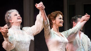Angela Lansbury and Catherine Zeta Jones auf der Bühne bei der Broadway-Premiere des Musicals "A Little Night Music" von Stephen Sondheim im Jahr 2009.