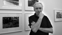 Der verstorbene Künstler und Fotograf Lothar Baumgarten steht vor seinen ausgestellten Bildern, Aufnahme aus dem Jahr 2016.