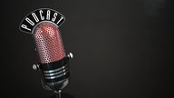 Ein Mikrofon mit der Aufschrift "Podcast".