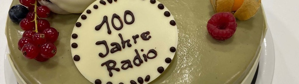 Eine verzierte Torte mit dem Schriftzug "100 Jahre Radio".