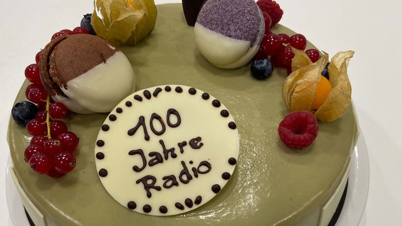 Eine verzierte Torte mit dem Schriftzug "100 Jahre Radio".