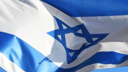 Die Israelische Flagge wehend im Wind.