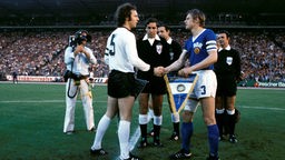 Franz Beckenbauer und Bern Bransch reichen sich vor dem Länderspiel im Juni 1974 die Hand