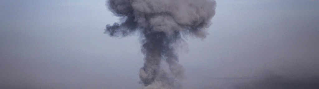 Eine Rauchwolke steigt nach einem Luftangriff auf