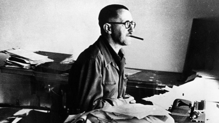 Der Schriftsteller und Regisseur Brecht im Exil in den USA in seinem Arbeitszimmer in Kalifornien im Oktober 1947
