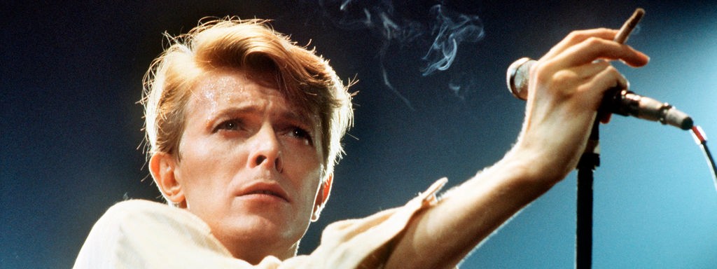 David Bowie steht während eines Konzertes 1978 an seinem Mikrofon.