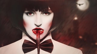 Vampir-Frau mit Blut am Mund