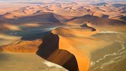Dünen in der Namib Wüste in Namibia, Afrika, die wie hohe Berge erscheinen.