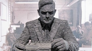 Skulptur des Computerpioniers Alan Turing vor einem alten Foto.
