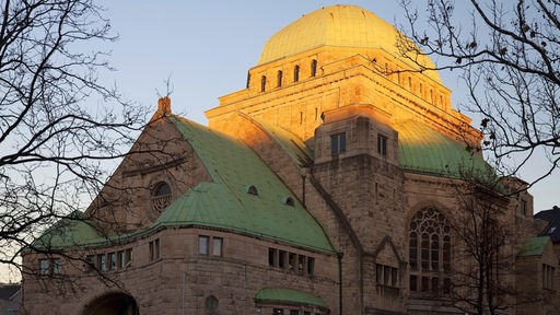 Die Kuppel der Alten Synagoge in Essen erstrahlt in goldenem Licht 