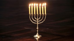 Die jüdische Menora: Die Kerzen des 7-armigen Kerzenleuchters werden zum Chanukkafest entzündet.