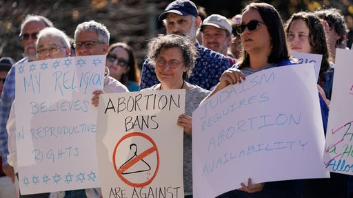 Jüdinnen und Juden demonstrieren im November 2022 in den USA gegen Abtreibungsverbote