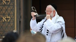 Der Münchner Rabbiner Shmuel Aharon bläst in das Schofar-Horn