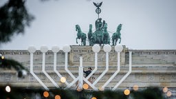 Yehuda Teichtal, orthodoxer Rabbiner, weiht den Chanukka-Leuchter am Brandenburger Tor. 