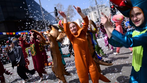 Verkleidete Menschen feiern am 17. März 2022 auf den Straßen von Herzliya in Israel das Purimfest