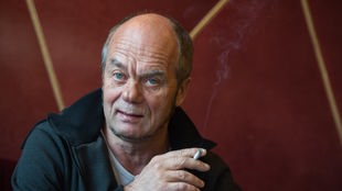 Corny Littmann spricht 2016 während eines Interviews mit der Deutschen Presse-Agentur mit einer Zigarette in der Hand. 