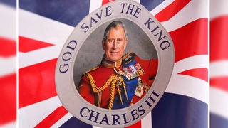 Souvenirfahne mit der Aufschrift "God save the king – Charles III"