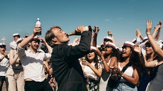 In einer Filmszene von Tragikomödie "Der Rausch" trink der dänische Schauspieler Mads Mikkelsen aus einer Flasche. Der Film von dem Regisseur Thomas Vinterberg ist als bester europäischer Film des Jahres ausgezeichnet worden. 