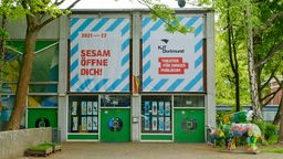 Fassade mit Eingangsbereicht des Kinder- und Jugendtheaters Dortmund.