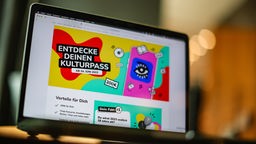 Die farbenfrohe Website für den Kulturpass für deutsche Jugendliche ist auf einem Laptop geöffnet.