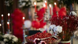 Ein Tisch ist mit Obst und Kerzen für das Yalda-Fest vorbereitet