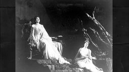 Der griechische Opernstar Maria Callas, links, probt die Titelrolle von Bellinis "Norma" für die Galaproduktion in der Pariser Oper. Der italienische Opernstar Fioenza Cossotto, rechts, verkörperte die Rolle der Adalgisa
