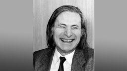 Alfred Schnittke lächelndes Portrait in schwarz-weiß