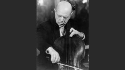 Pablo Casals am Cello, spielend, schwarz-weiß