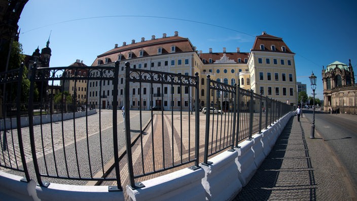 Ein Absperrzaun ist  in Dresden um das Hotel Taschenbergpalais Kempinski gezogen. Vom 09. bis 12. Juni 2016 findet in dem Hotel die Bilderberg-Konferenz statt.