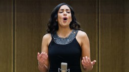 Shai Terry, israelische Mezzosopranistin, singt im rheinland-pfälzischen Landtag im Rahmen einer Sondersitzung für die Opfer des Nationalsozialismus (2022).
