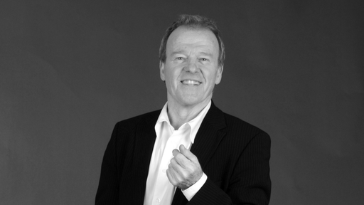 Schwarz-Weiß-Bild von Wichart von Roell in schwarzer Jacketjacke und weißem Hemd.