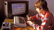 Jugendlicher spielt 1985 am Commodore 64