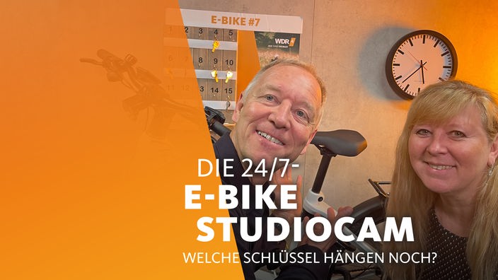 WDR 4-Moderatoren Jürgen Mayer und Cathrin Brackmann neben E-Bike Nr. 7