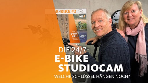 Angekettetes E-Bike im WDR 4-Studio mit Jürgen Mayer und Cathrin Brackmann