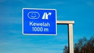 Autobahnschild mit "Kewelah"