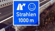 Autobahnschild mit "Strahlen"