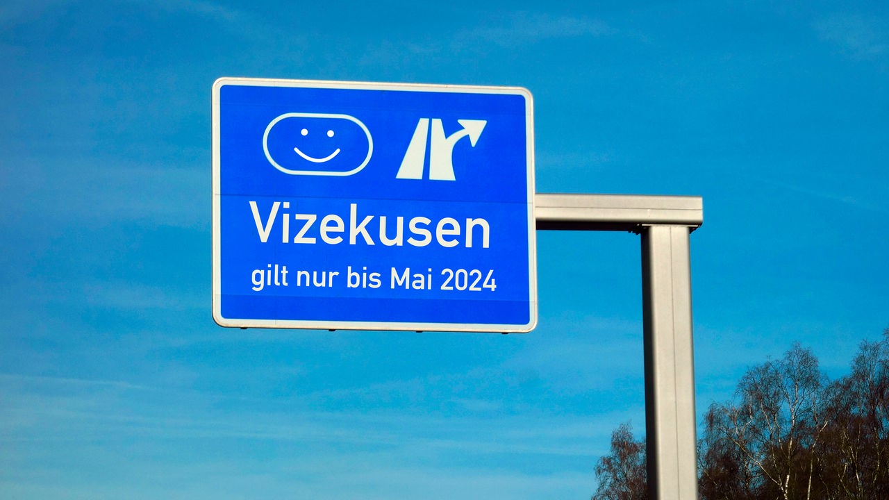 Autobahnschild mit "Vizekusen"