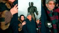 Die Opernsängerin Montserrat Caballé mit den Eltern Freddie Mercurys in Montreux, im Hintergrund eine Bronzestatue zur Erinnerung an Mercury
