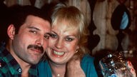 Freddie Mercury umarmt die Schauspielerin Barbara Valentin (03.10.1984)
