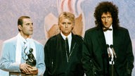 Die Mitglieder der Band "Queen" im Februar 1990 bei der Verleihung der BRIT Awards: Freddie Mercury, Roger Taylor and Brian May (v.l.)