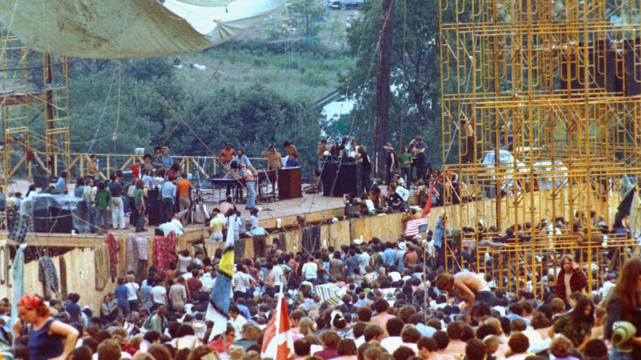 Zuschauermenge auf dem legendären Woodstock Rock-Festival vor der Bühne während Auftritt von Joe Cocker 