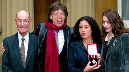 Sir Mick Jagger 2003 nach seiner Ehrung im Buckingham-Palast gemeinsam mit Vater Joe und den Töchtern Karis und Elizabeth