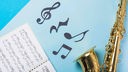 Musikalisches Notizbuch, goldenes Saxophone, blauer Hintergrund