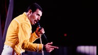Freddie Mercury am 19. Juli 1986 beim Queen-Konzert anlässlich der "Magic Tour" auf der Bühne im Müngersdorfer Stadion