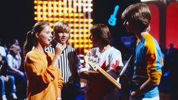 Die Band The Teens im Interview mit der damals 15-jährigen Moderatorin Désirée Nosbusch in der ZDF-Musiksendung "Hits von der Schulbank" (1980)